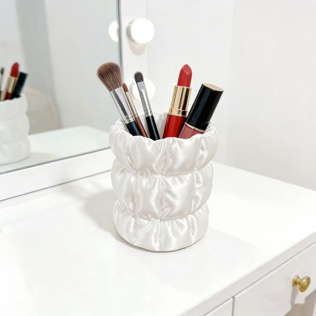 Cloud Ruched Satin Makeup Brus - огляд і ціна Luxury Skincare And Makeup Brands